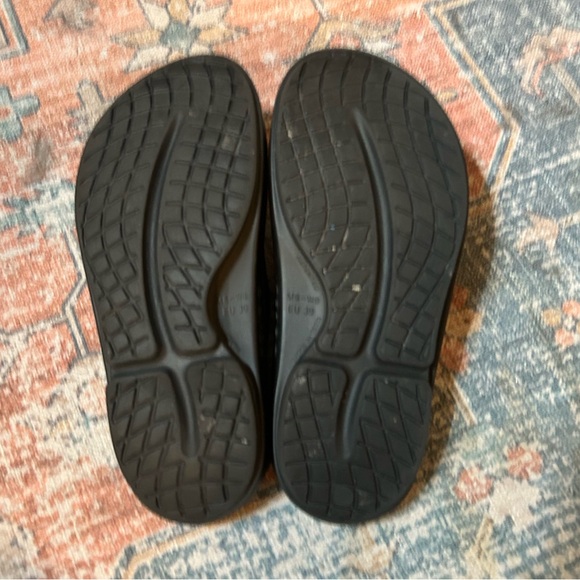 OOFOS Ooahh Slide Sandals Black & White Logo Design - Picture 7 of 8